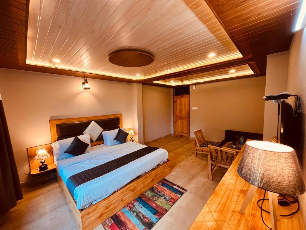 Postel nebo postele na pokoji v ubytování Sana cottage - Affordable Luxury Stay in Manali