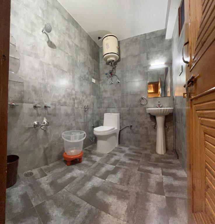 Koupelna v ubytování Sana cottage - Affordable Luxury Stay in Manali