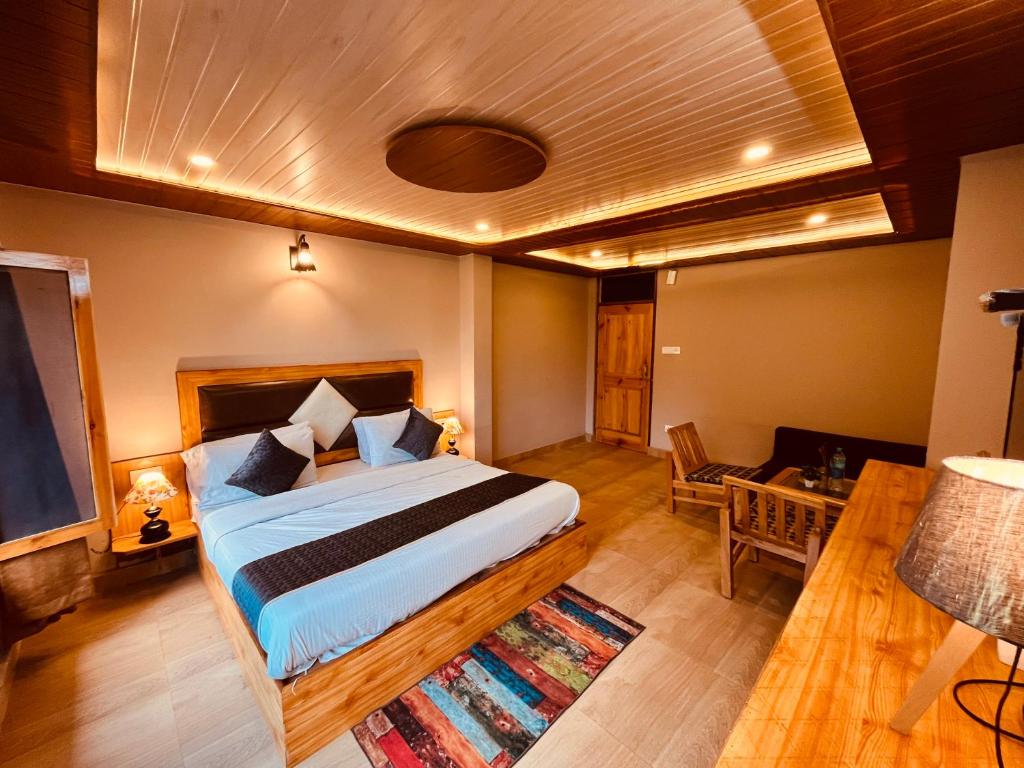 Postel nebo postele na pokoji v ubytování Sana cottage - Affordable Luxury Stay in Manali
