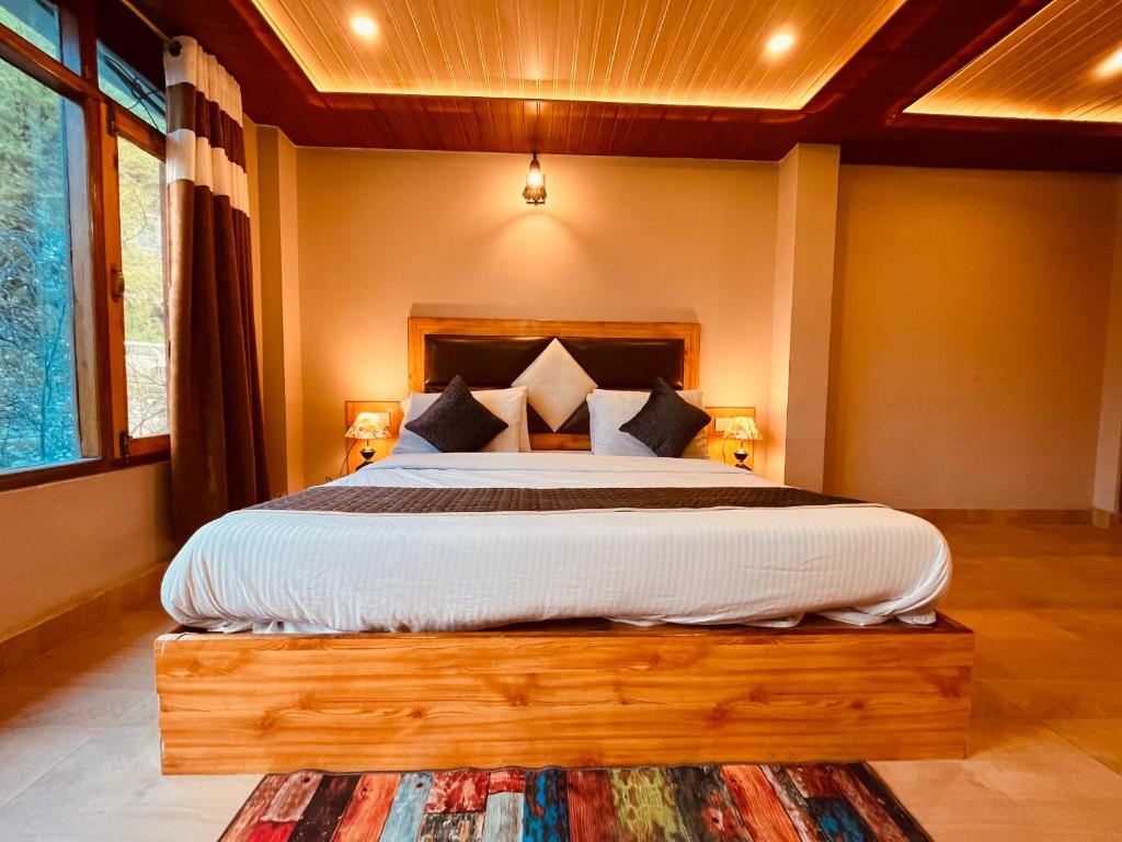 Postel nebo postele na pokoji v ubytování Sana cottage - Affordable Luxury Stay in Manali