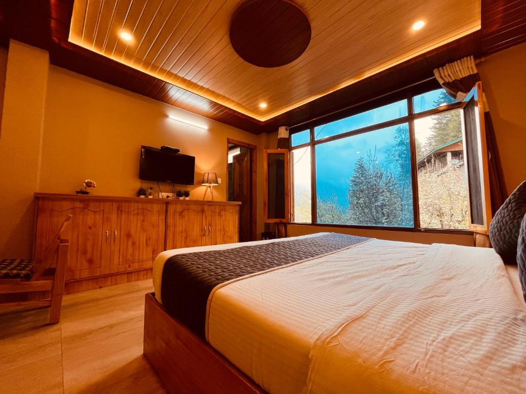 Postel nebo postele na pokoji v ubytování Sana cottage - Affordable Luxury Stay in Manali