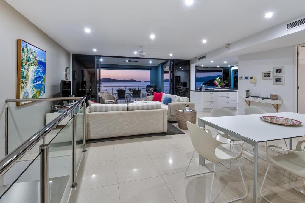 Posezení v ubytování Edge Apartments on Hamilton Island by HIHA