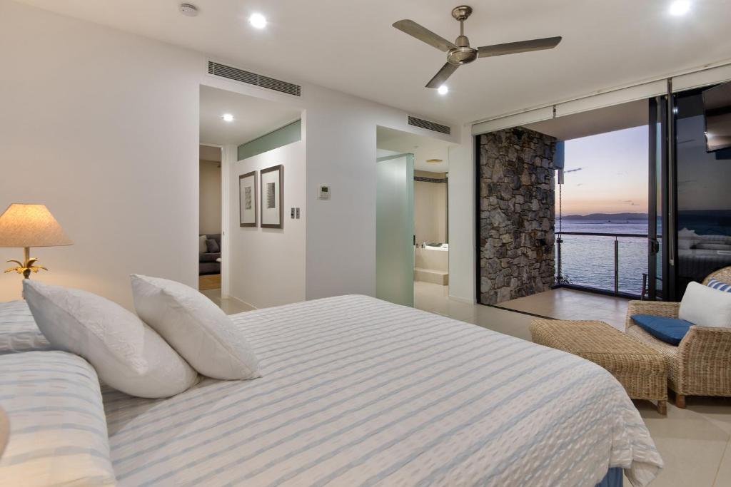 Postel nebo postele na pokoji v ubytování Edge Apartments on Hamilton Island by HIHA