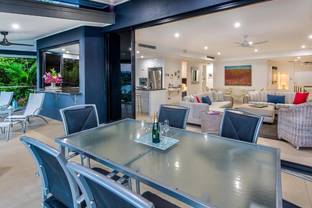 Posezení v ubytování Edge Apartments on Hamilton Island by HIHA