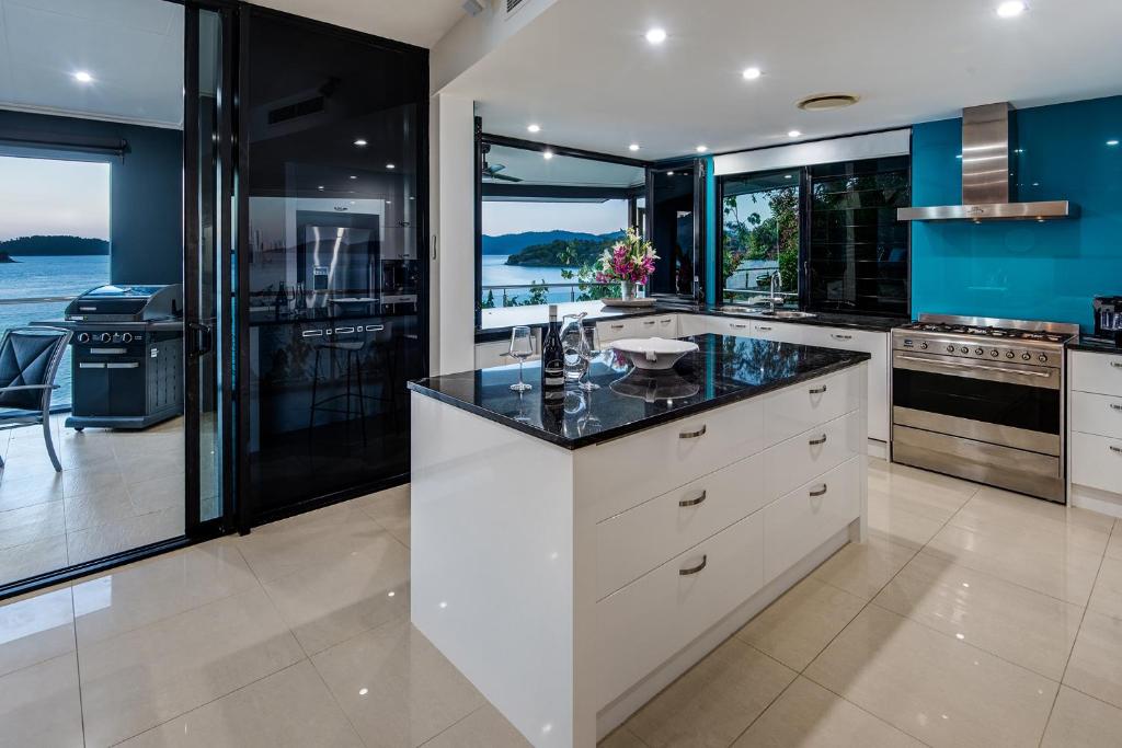 Kuchyň nebo kuchyňský kout v ubytování Edge Apartments on Hamilton Island by HIHA