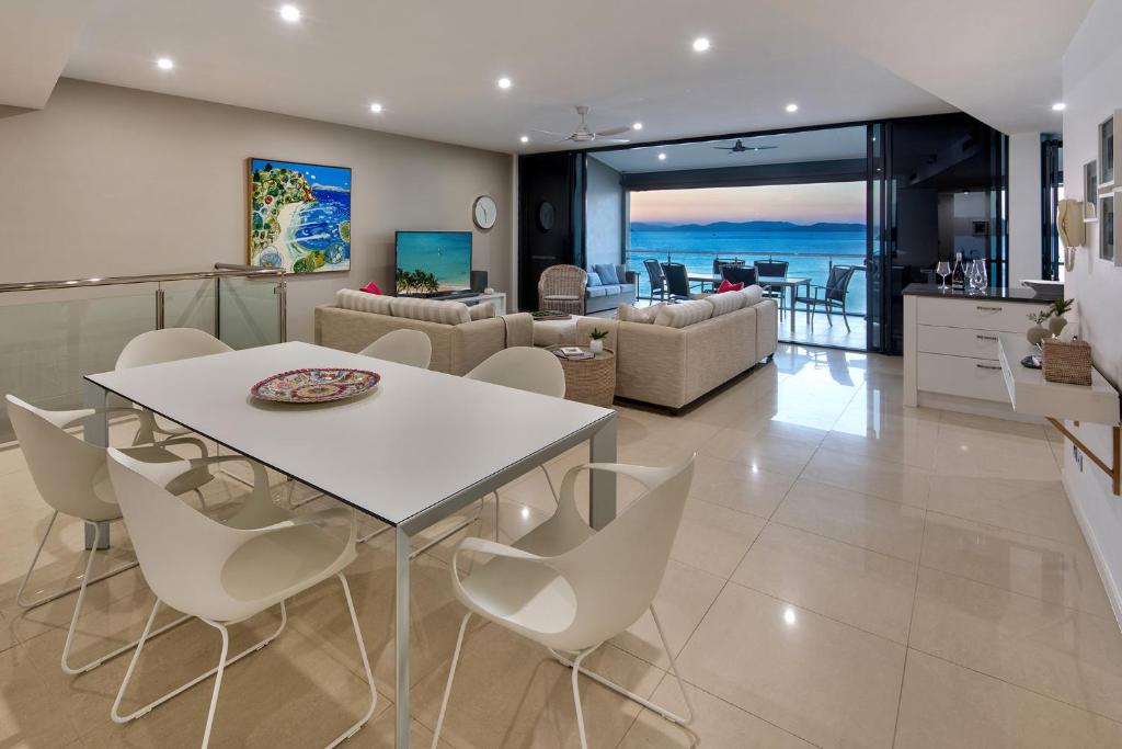 Posezení v ubytování Edge Apartments on Hamilton Island by HIHA