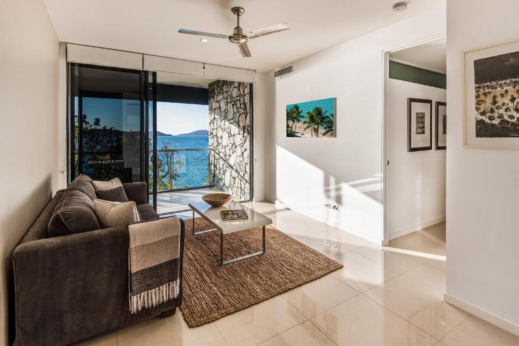 Posezení v ubytování Edge Apartments on Hamilton Island by HIHA