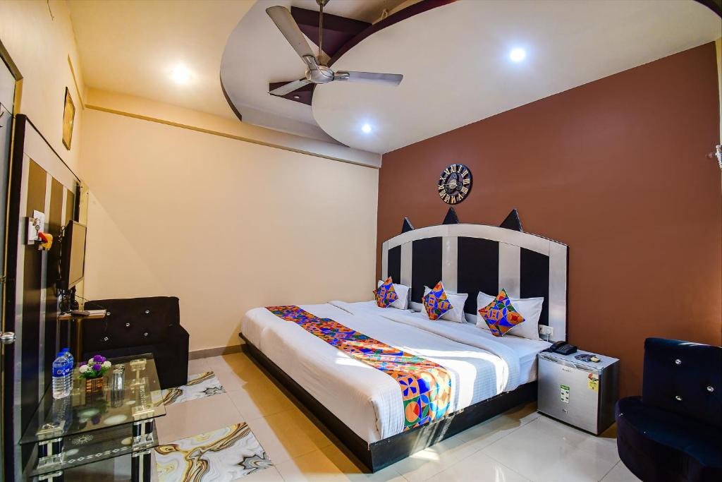 Postel nebo postele na pokoji v ubytování FabHotel Prime Rockstar Suites