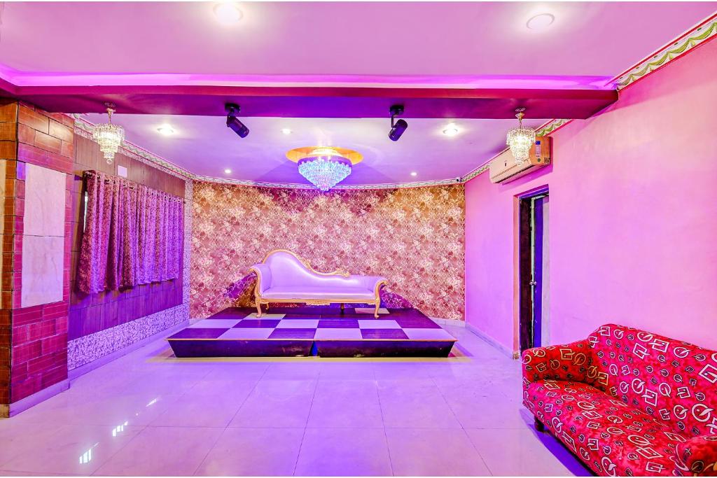 Postel nebo postele na pokoji v ubytování FabHotel Prime Rockstar Suites