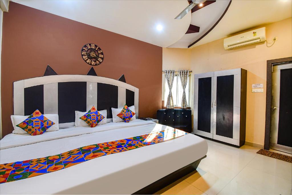 Postel nebo postele na pokoji v ubytování FabHotel Prime Rockstar Suites
