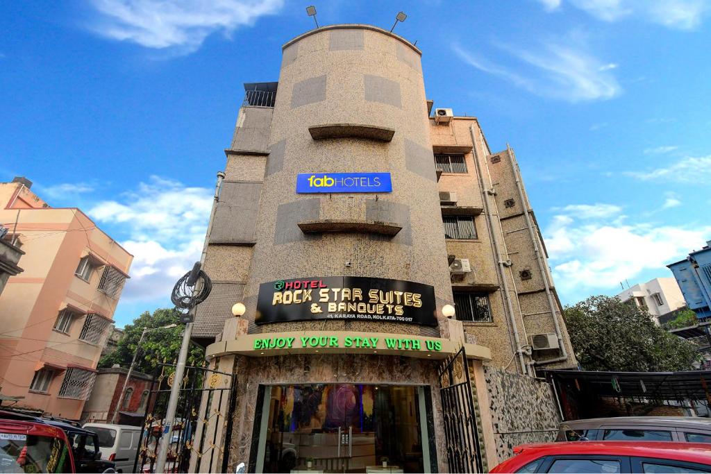 een gebouw met een bord voor een winkel bij FabHotel Prime Rockstar Suites in Calcutta