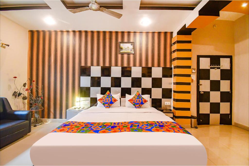 Postel nebo postele na pokoji v ubytování FabHotel Prime Rockstar Suites