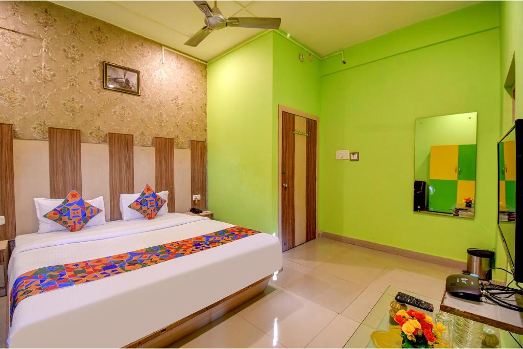 Postel nebo postele na pokoji v ubytování FabHotel Prime Rockstar Suites