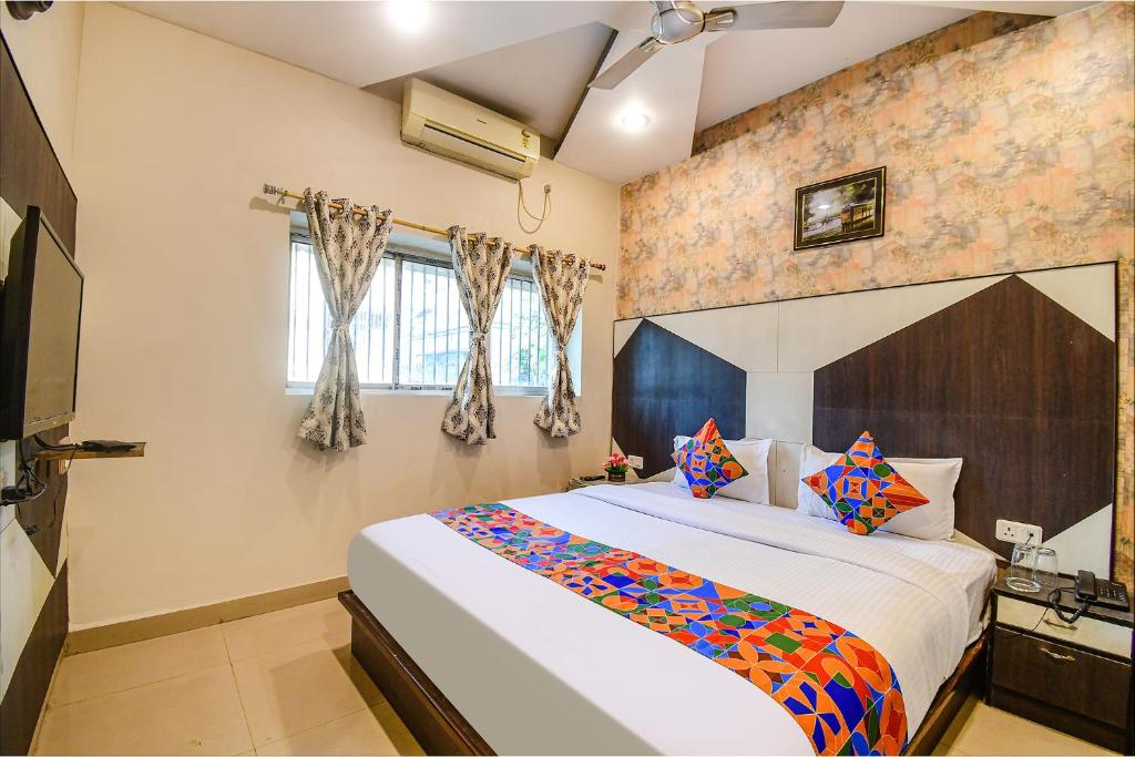 Postel nebo postele na pokoji v ubytování FabHotel Prime Rockstar Suites
