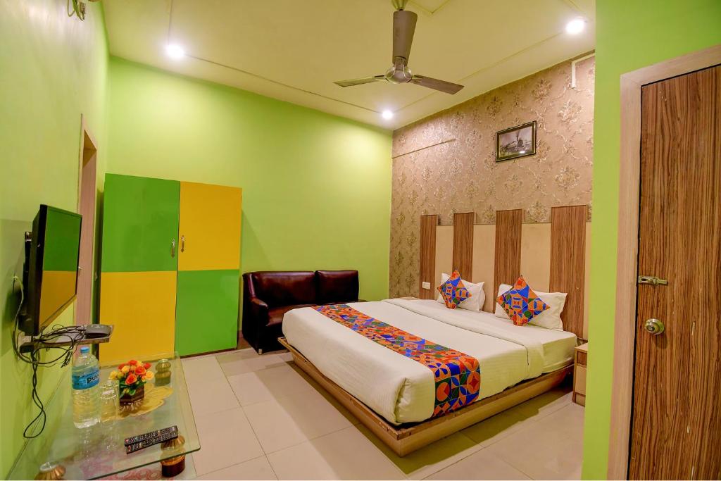 Postel nebo postele na pokoji v ubytování FabHotel Prime Rockstar Suites