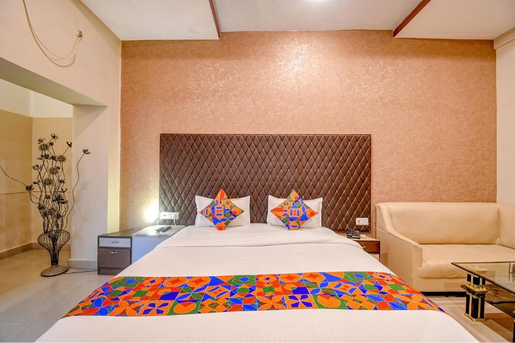 Postel nebo postele na pokoji v ubytování FabHotel Prime Rockstar Suites