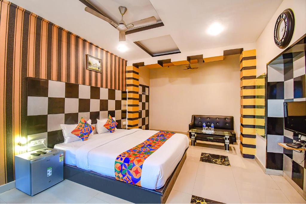 Postel nebo postele na pokoji v ubytování FabHotel Prime Rockstar Suites