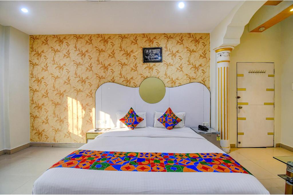 Postel nebo postele na pokoji v ubytování FabHotel Prime Rockstar Suites