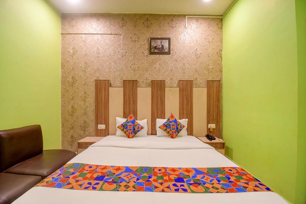 Postel nebo postele na pokoji v ubytování FabHotel Prime Rockstar Suites