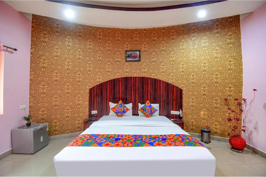 Postel nebo postele na pokoji v ubytování FabHotel Prime Rockstar Suites