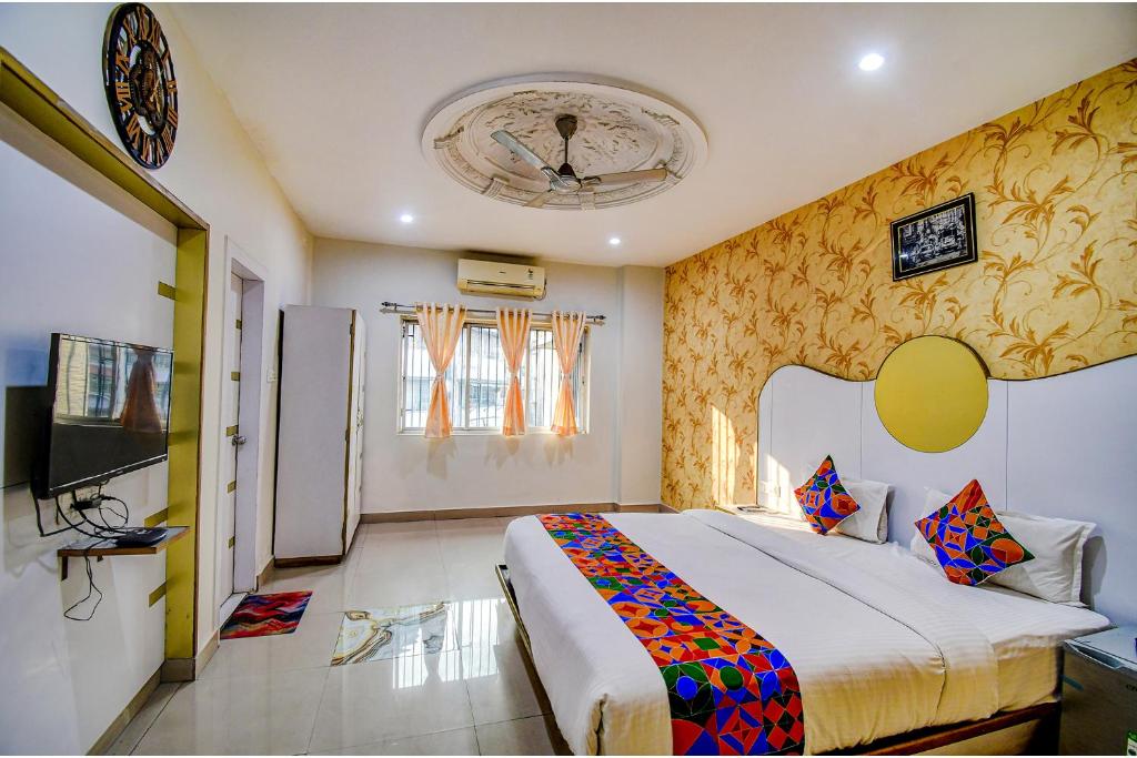 Postel nebo postele na pokoji v ubytování FabHotel Prime Rockstar Suites