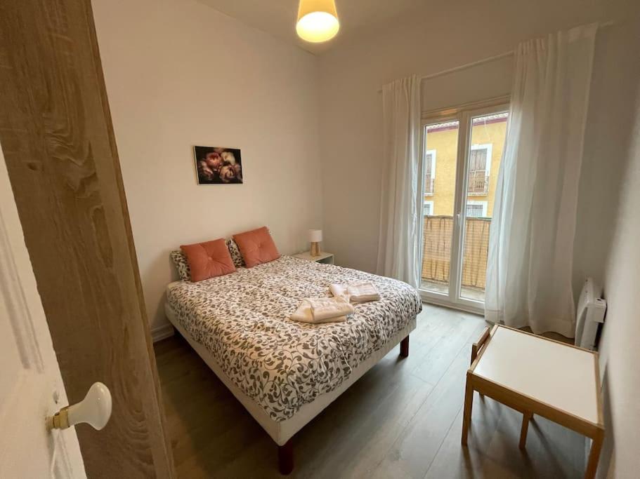 ein Schlafzimmer mit einem Bett mit Schuhen drauf in der Unterkunft Cosy T3 proche Gare et Polygone in Béziers