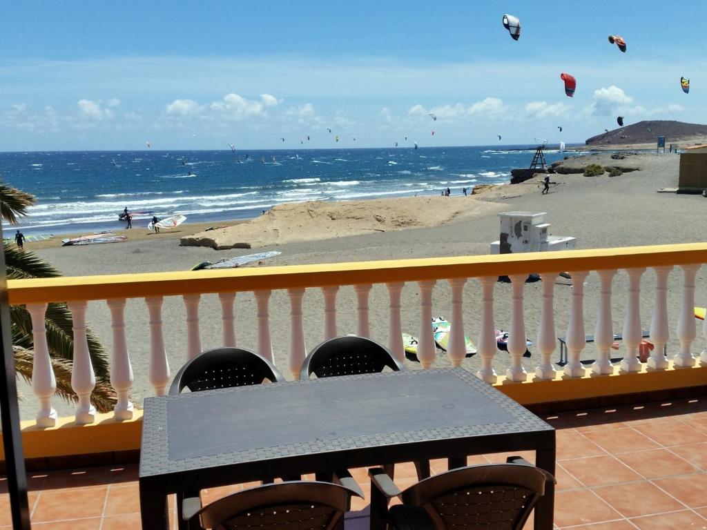 エル・メダノにあるApartamentos Medano - Casa Playaのビーチを望むバルコニー(ベンチ付)