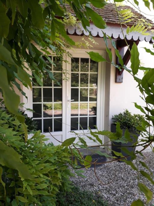 une porte d'entrée d'une maison avec une fenêtre dans l'établissement Studio dans propriété avec piscine chauffée, à Vernon