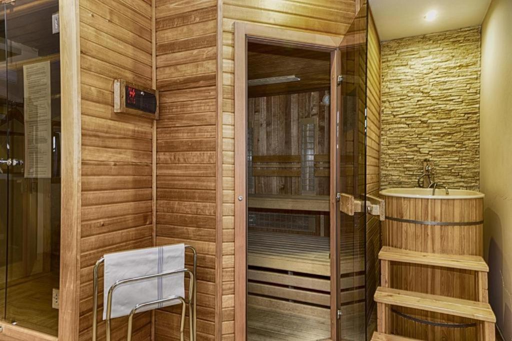ein Bad mit einer Dusche und einem Waschbecken in der Unterkunft Hill View Apartment Tatragolf in Veľká Lomnica