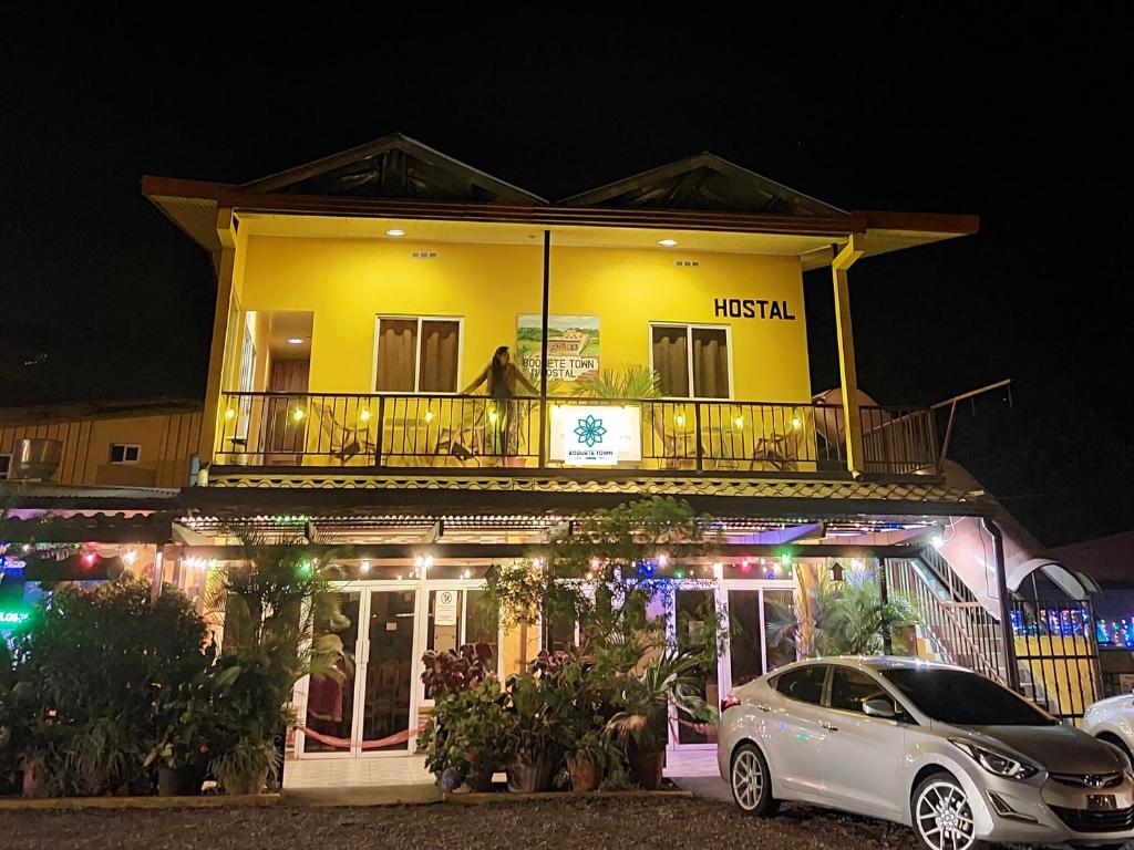 een auto die 's nachts voor een hotel geparkeerd staat bij Boquete Town Hostal in Boquete