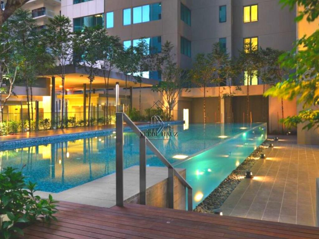 uma piscina em frente a um edifício em Mercu Summer Suites KLCC by Veedu Hauz em Kuala Lumpur