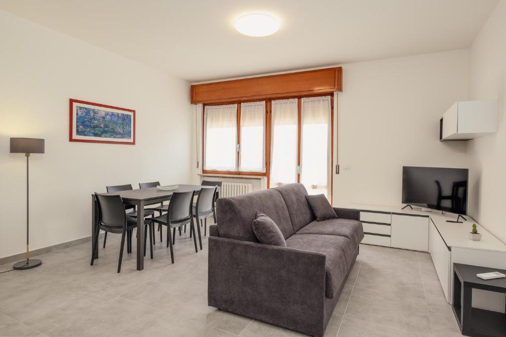uma sala de estar com um sofá e uma mesa em Classic Bardolino Apartment em Bardolino