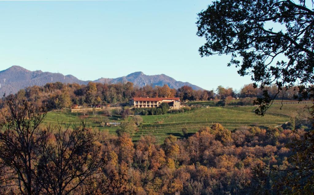 uma casa numa colina no meio de um campo em Agriturismo Cascina Margherita em Brescia