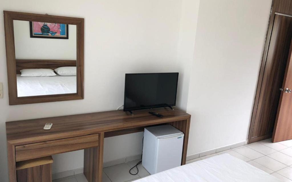 TV a/nebo společenská místnost v ubytování Eldar Garden Resort