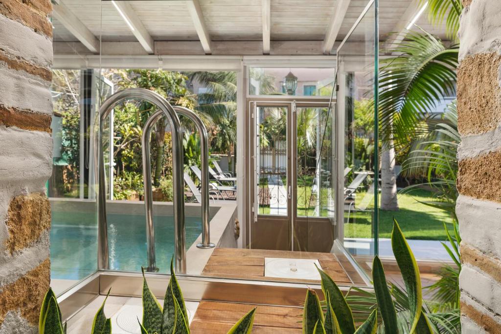 Villa Splantzia - Heated pool - Garden في مدينة خانيا: منزل به مسبح و منزل به نباتات