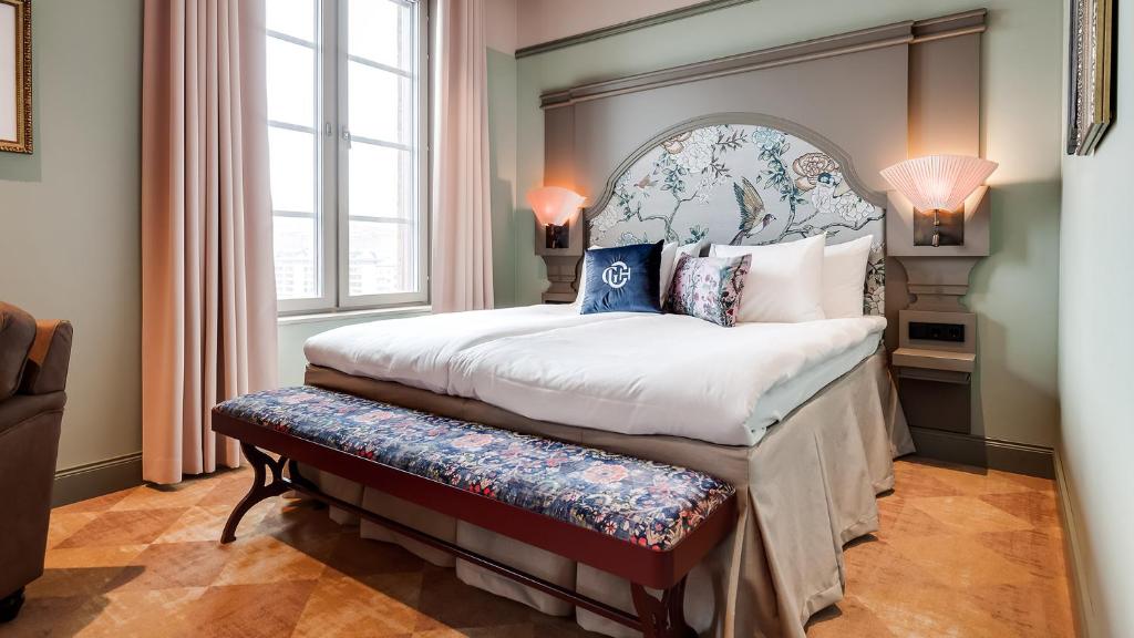 
Superior Curiosa - min 25 years of age acceptable
