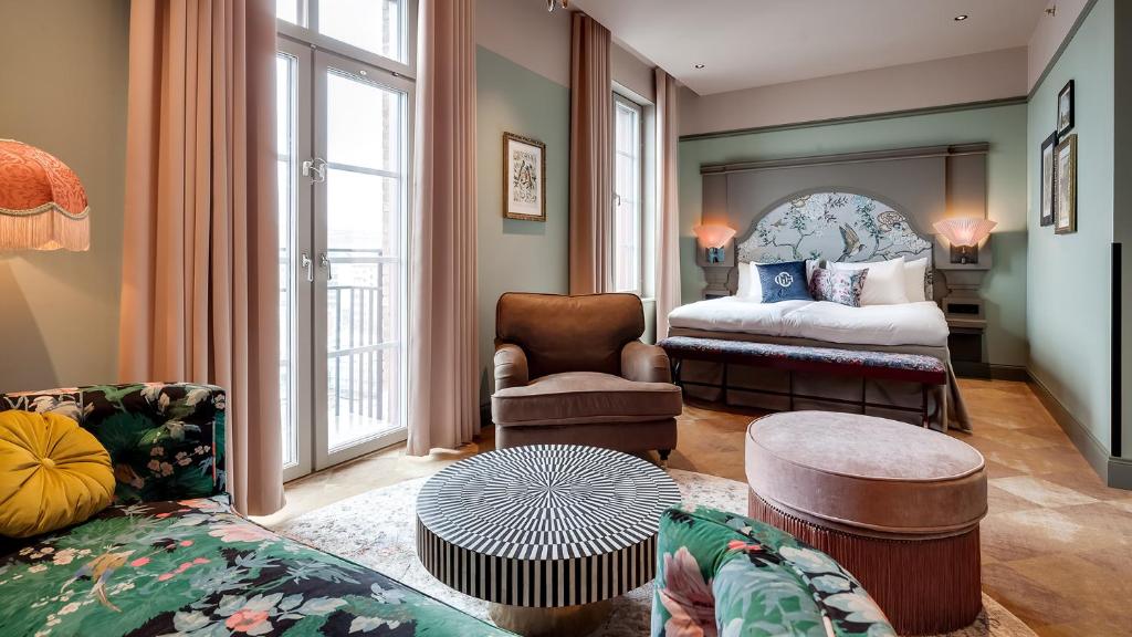 Postel nebo postele na pokoji v ubytování Liseberg Grand Curiosa Hotel