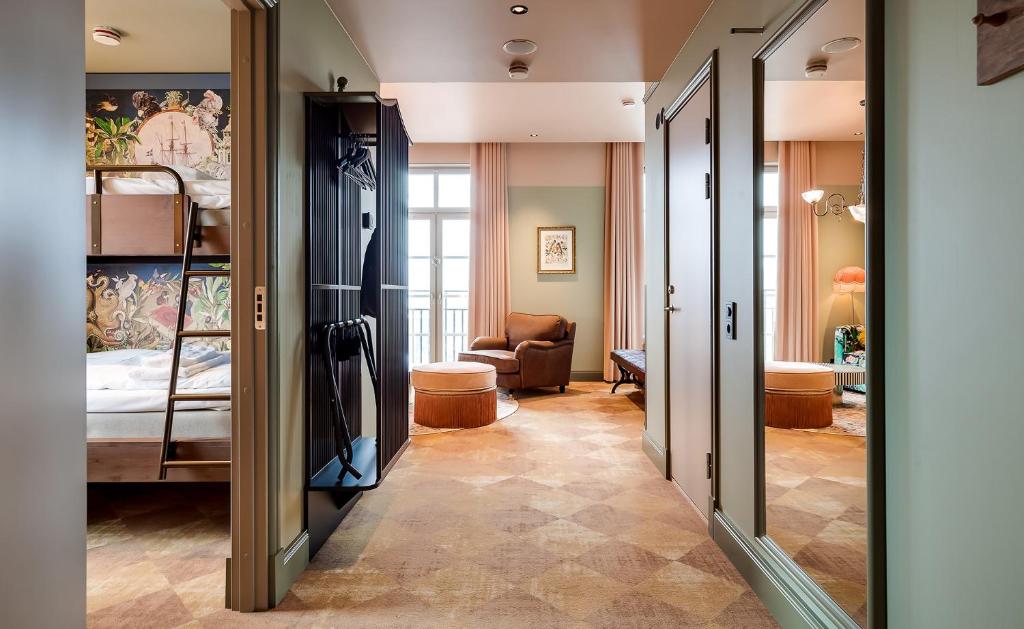 Postel nebo postele na pokoji v ubytování Liseberg Grand Curiosa Hotel