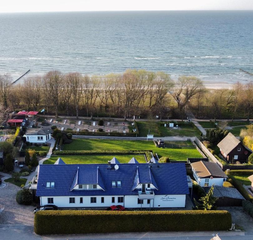 z góry widok na dom z niebieskim dachem w obiekcie Appartementanlage Zur Seemöwe w mieście Wyspa Poel