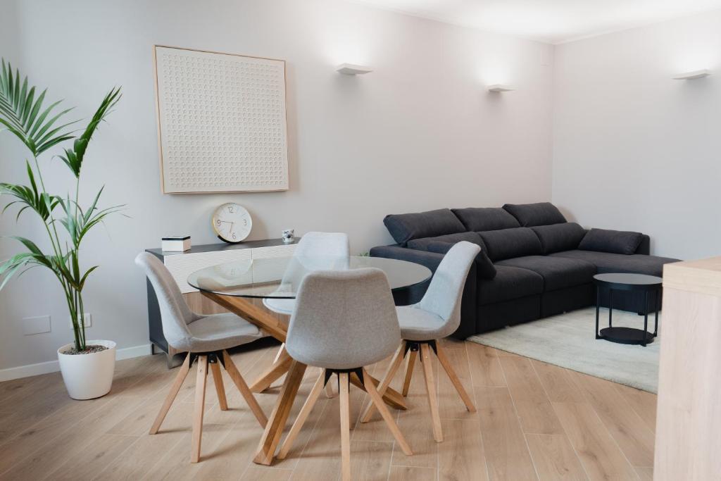 sala de estar con mesa, sillas y sofá en Exclusive Apartment in Piazza Italia in Perugia, en Perugia