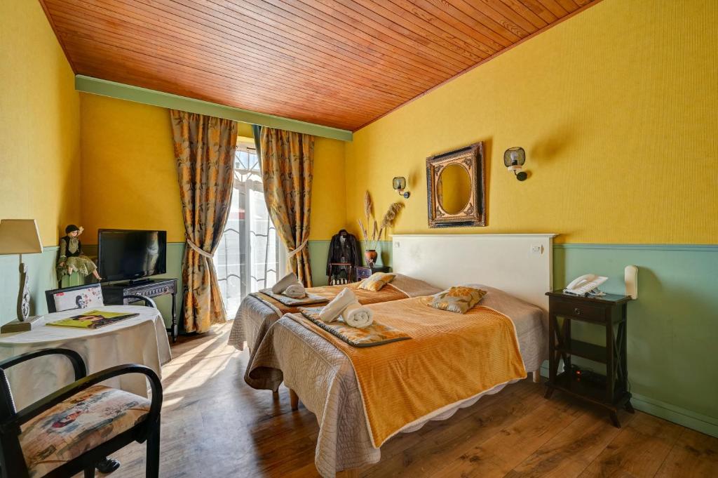 TV a/nebo společenská místnost v ubytování Hotel Des Artistes