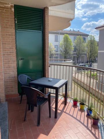 patio con mesa y sillas en el balcón en Da Tonio, en Lodi