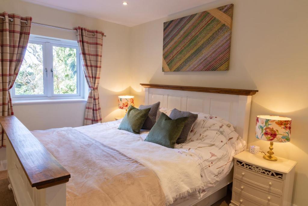 Schlafzimmer mit einem Bett und einem Fenster in der Unterkunft The Lodge at Highlands 