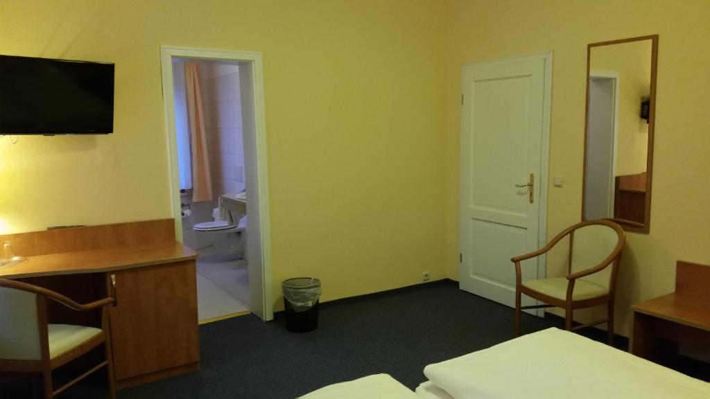 Postel nebo postele na pokoji v ubytování Hotel Thüringer Hof