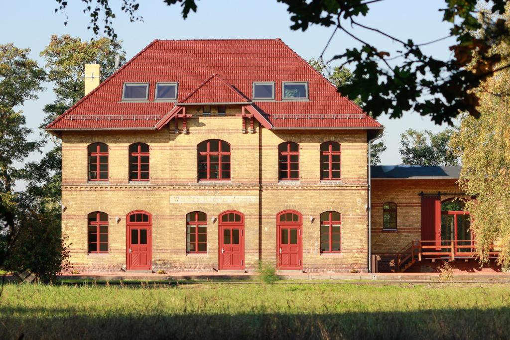 ユーターボークにあるFerienwohnungen Bahnhof Werderの赤い扉と赤い屋根の家