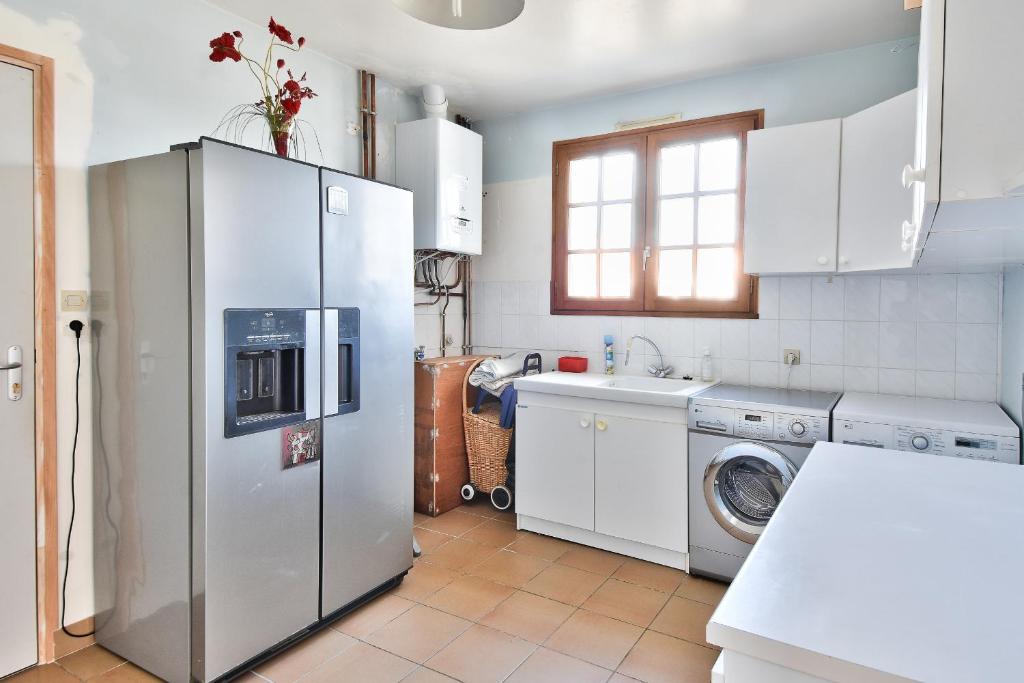 Kuchyňa alebo kuchynka v ubytovaní Maison pour 11 - Piscine - Noirmoutier-en-L'île