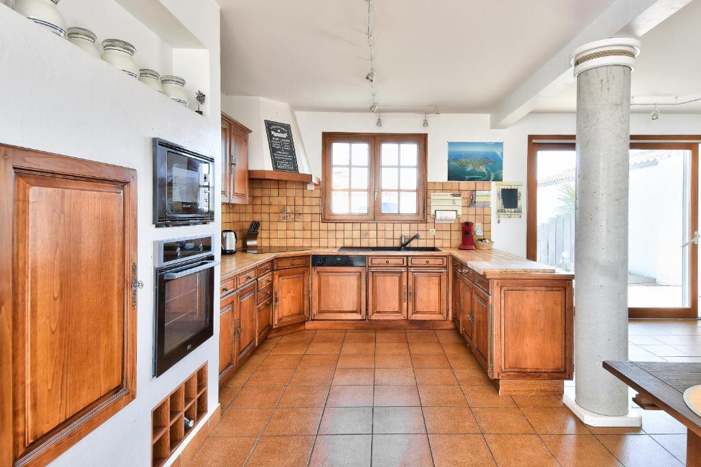 Kuchyňa alebo kuchynka v ubytovaní Maison pour 11 - Piscine - Noirmoutier-en-L'île