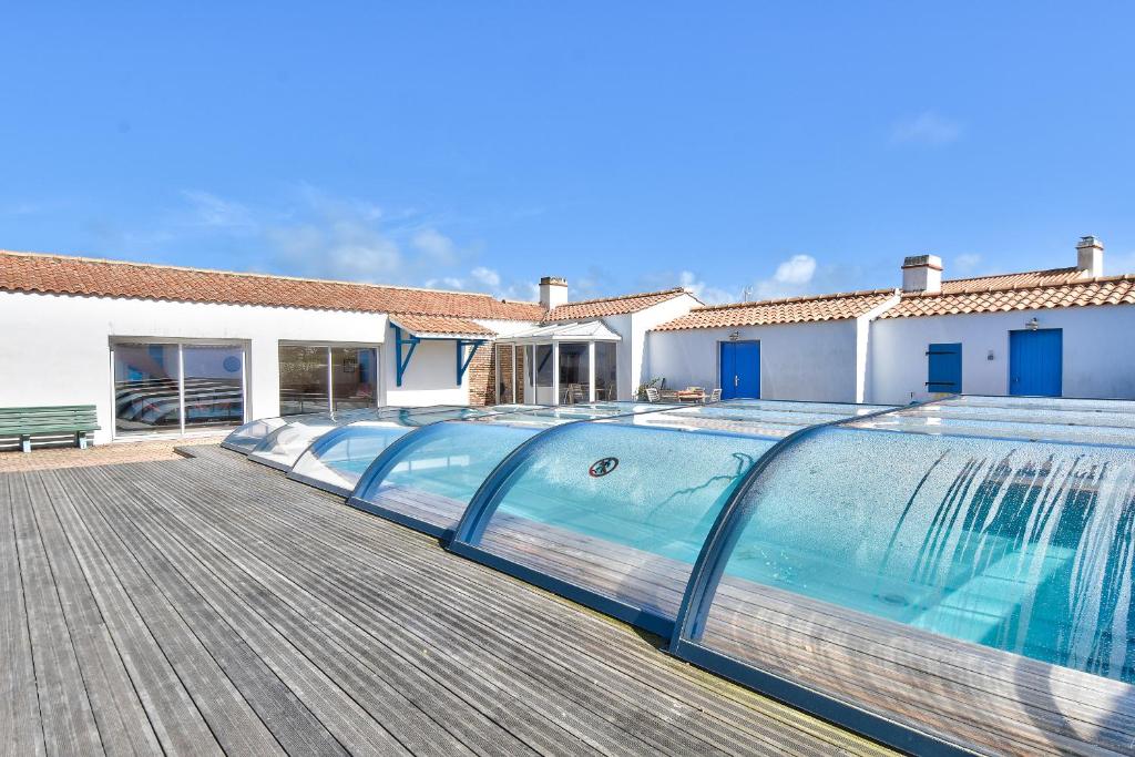 Bazén v ubytovaní Maison pour 11 - Piscine - Noirmoutier-en-L'île alebo v jeho blízkosti