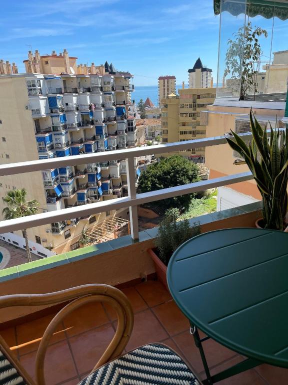 balkon z widokiem na miasto w obiekcie Estudio en Fuengirola con vistas al mar w mieście Fuengirola