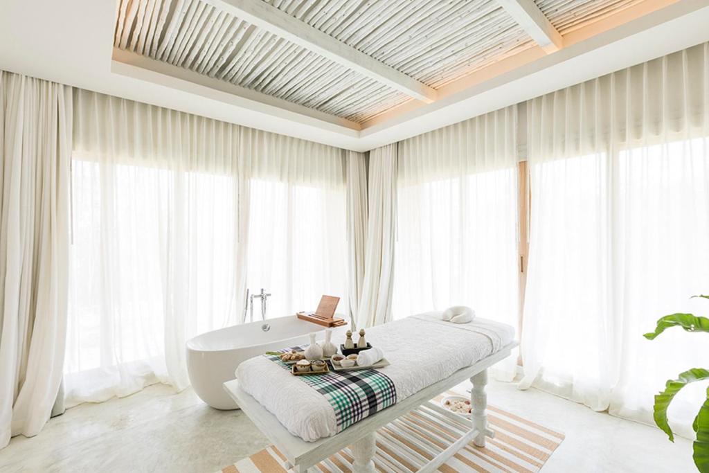 Postel nebo postele na pokoji v ubytování Cape Kudu Hotel, Koh Yao Noi
